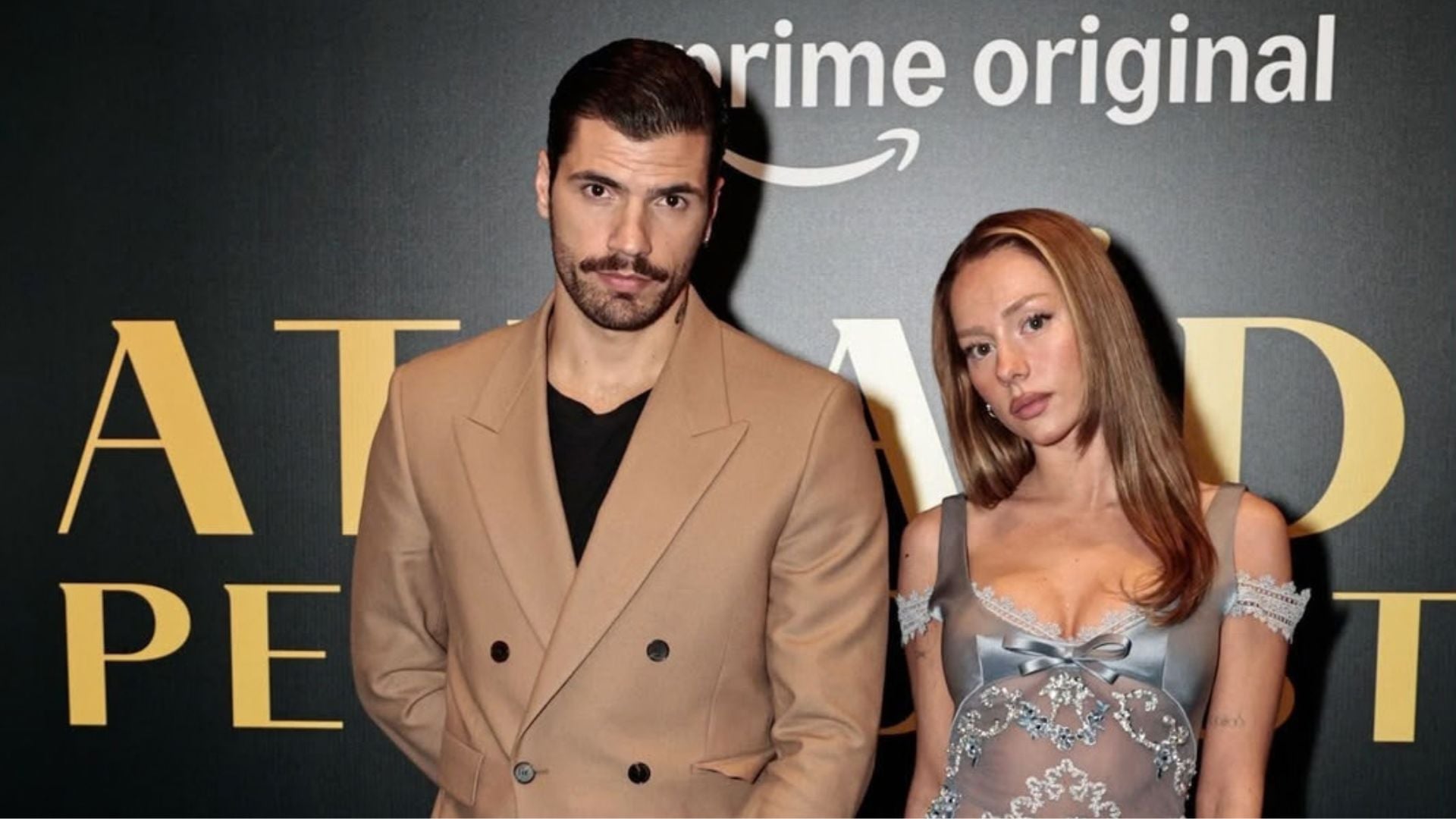 Namorada de Mbappé, Ester Expósito e galã promovem estreia de novo romance de ação na capital paulista