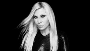 Donatella Versace anuncia lançamento de marca de moda e beleza em parceria com a Revolve
