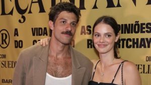 Chay Suede surpreende Laura Neiva com buquê de flores e faz declaração para a esposa: ‘Vida e amor’