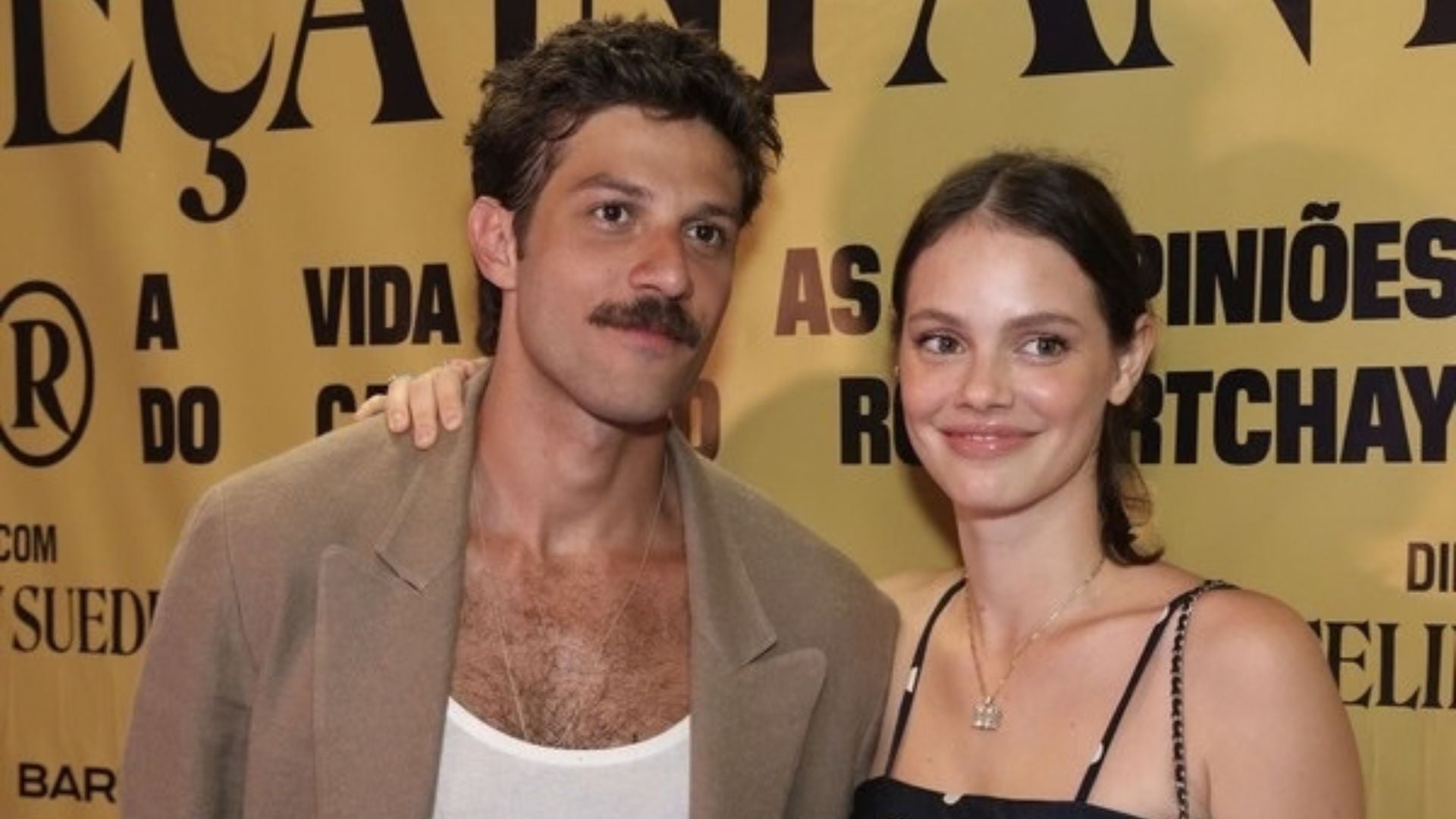 Chay Suede surpreende Laura Neiva com buquê de flores e faz declaração para a esposa: ‘Vida e amor’