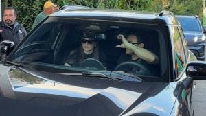 Renner deixa o enterro de seu parceiro de dupla, Rick, em Sorocaba (SP), e acena em agradecimento aos fãs