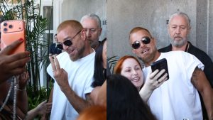 Ricky Martin tira fotos na entrada do icônico Copacabana Palace