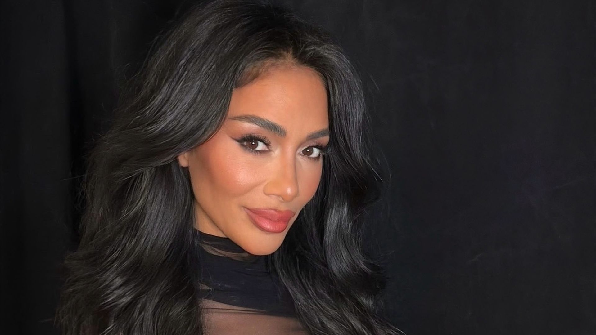 Nicole Scherzinger revela que sofreu queimadura antes de show na Alemanha e explica o que aconteceu