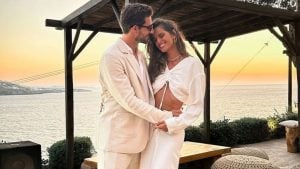 Izabel Goulart e Kevin Trapp roubam a cena ao chegarem juntinhos para desfile da Dior em Paris