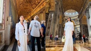 Ex-BBB Isabelle Nogueira aposta em look improvisado para visitar o Vaticano e reflete: ‘Coração aberto’