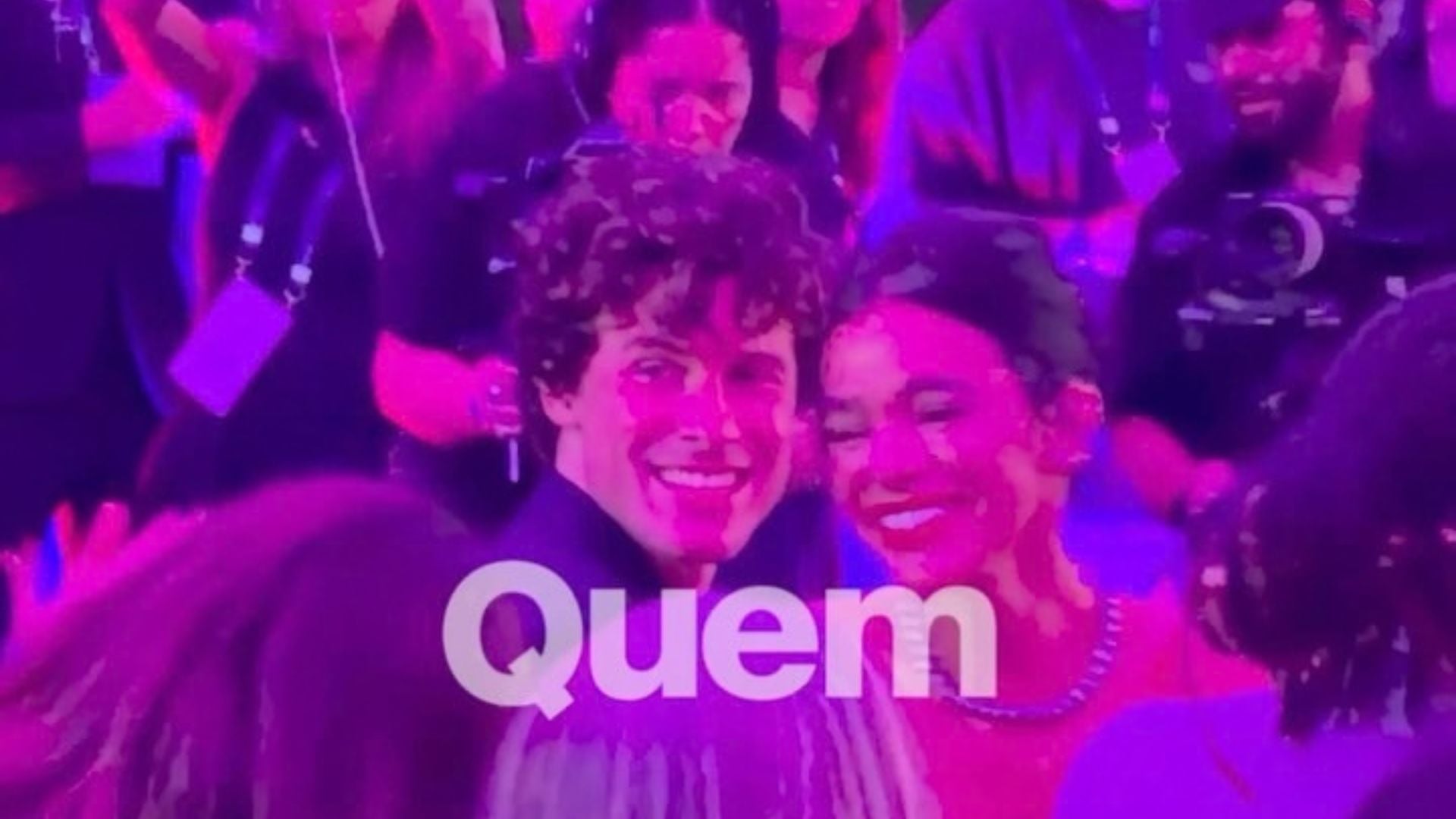 Shawn Mendes surge de surpresa na première de Bruna Marquezine, rouba a cena e leva fãs à loucura