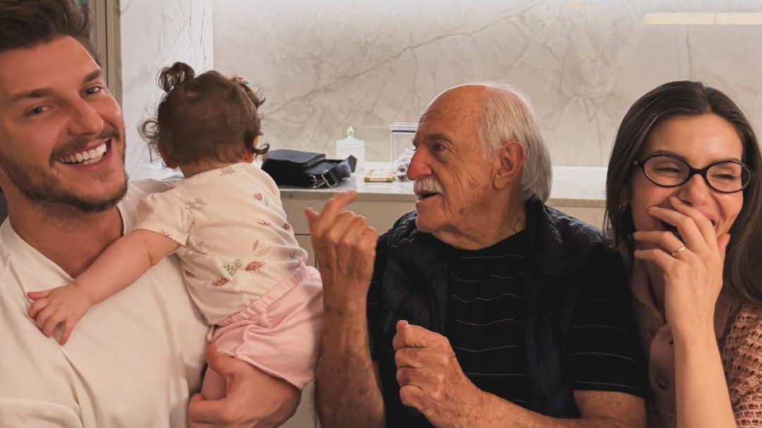 Camila Queiroz apresenta filha a Ary Fontoura