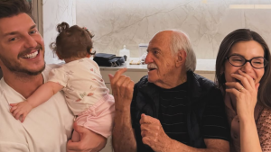 Camila Queiroz apresenta filha a Ary Fontoura