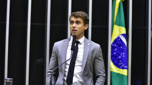 Nikolas Ferreira envia áudios a Daniel Vorcaro pedindo ajuda a ex-assessor