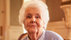 Stephanie Cole, conhecida por interpretar ‘A Viúva Negra’, morre aos 84 anos