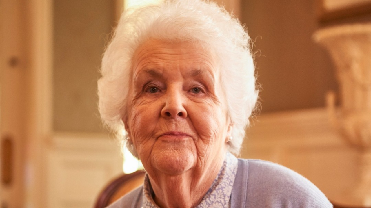 Stephanie Cole, conhecida por interpretar ‘A Viúva Negra’, morre aos 84 anos