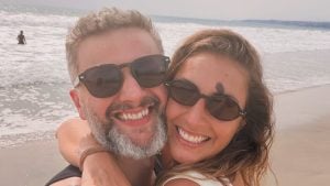 Lucas Lima posa abraçado com a namorada, Nina Forlin, durante viagem ao México