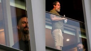 Adam Levine, do Maroon 5 é visto relaxando com amigo em hotel carioca na véspera de apresentação no Rock in Rio