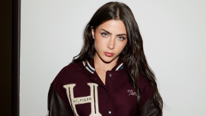 Jade Picon dá start na Semana de Moda de Nova York com look na cor do momento: Burgundy