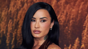 Demi Lovato atende fãs no aeroporto do Rio após Rock in Rio antes de seguir para São Paulo
