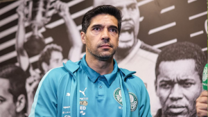 Abel Ferreira diz que Flamengo tem “obrigação de fazer muito mais” na briga com Palmeiras