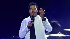 Estado de saúde delicado: Lionel Richie permanece internado em UTI após complicações cardíacas, revela jornal