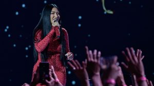 Simaria chora, se ajoelha no palco e retoma marca registrada com looks sensuais