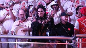 Viviane Araújo esbanja samba no pé e carisma em ensaio de Carnaval no Salgueiro