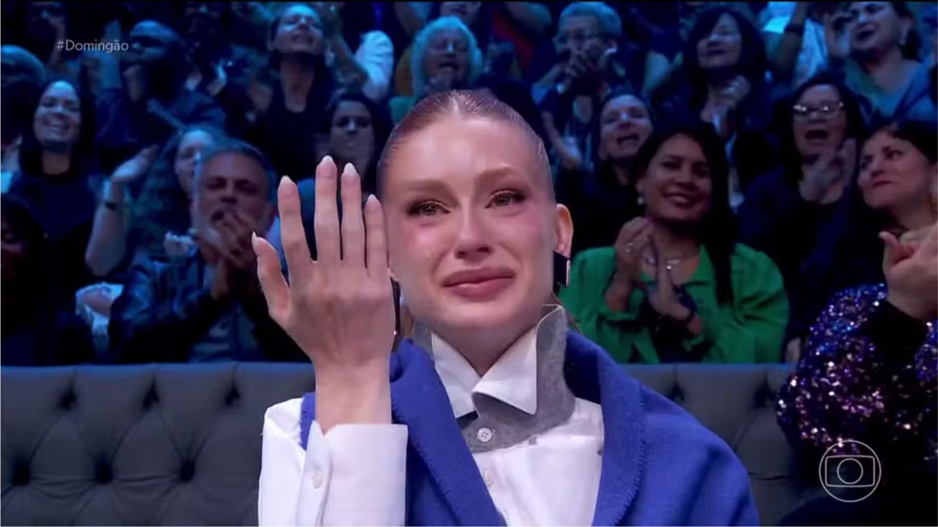 Marina Ruy Barbosa não segura o choro ao ser surpreendida pelos afilhados, filhos de Luma Costa, no Domingão com Huck