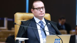 Ministro Zanin determina que Polícia Federal entregue dados do celular de Vorcaro em seu próprio gabinete