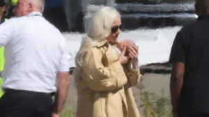 Lady Gaga é fotografada caminhando com o filho protegido dentro de seu sobretudo