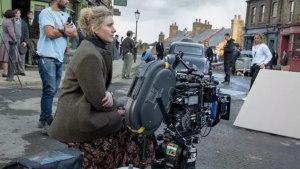 Nova imagem de Nárnia revela Greta Gerwig no comando das filmagens