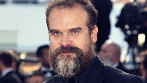 Emmy 2026: David Harbour vence Melhor ator coadjuvante em minissérie, série de antologia ou telefilme