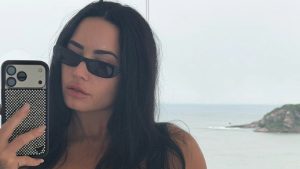 Demi Lovato faz primeira publicação no Brasil e chama atenção com blusa em homenagem ao país