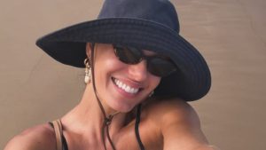 Isis Valverde aproveita praia na Bahia e revela paixão pelo estado
