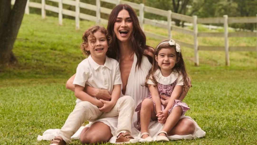 Thaila Ayala fala sobre maternidade ao lado dos filhos na capa da CRESCER