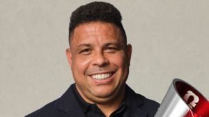 Ronaldo reúne ex, quatro filhos e famosos em festança de 50 anos