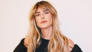 Carolina Dieckmmann fala sobre críticas por aparecer ‘descabelada’ e desabafa