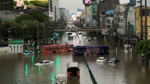 Bangkok fica alagada após fortes chuvas e mais de 84 mil pessoas são afetadas na Tailândia