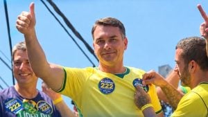 Flávio Bolsonaro chama Lula de “pai do Tigrinho” e promete saúde “padrão Einstein”