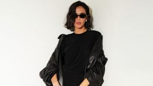Bruna Marquezine escolhe look all black para prestigiar desfile da Gucci em Milão