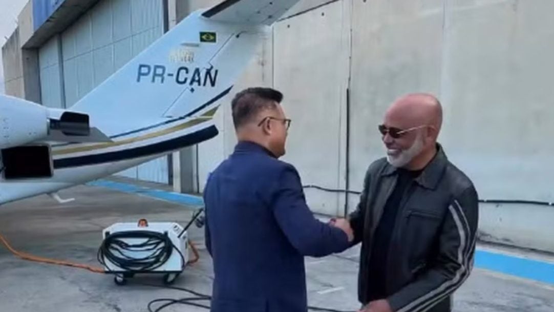 Buscas por helicóptero de Rick ganham reforço de bombeiros na manhã seguinte ao desaparecimento