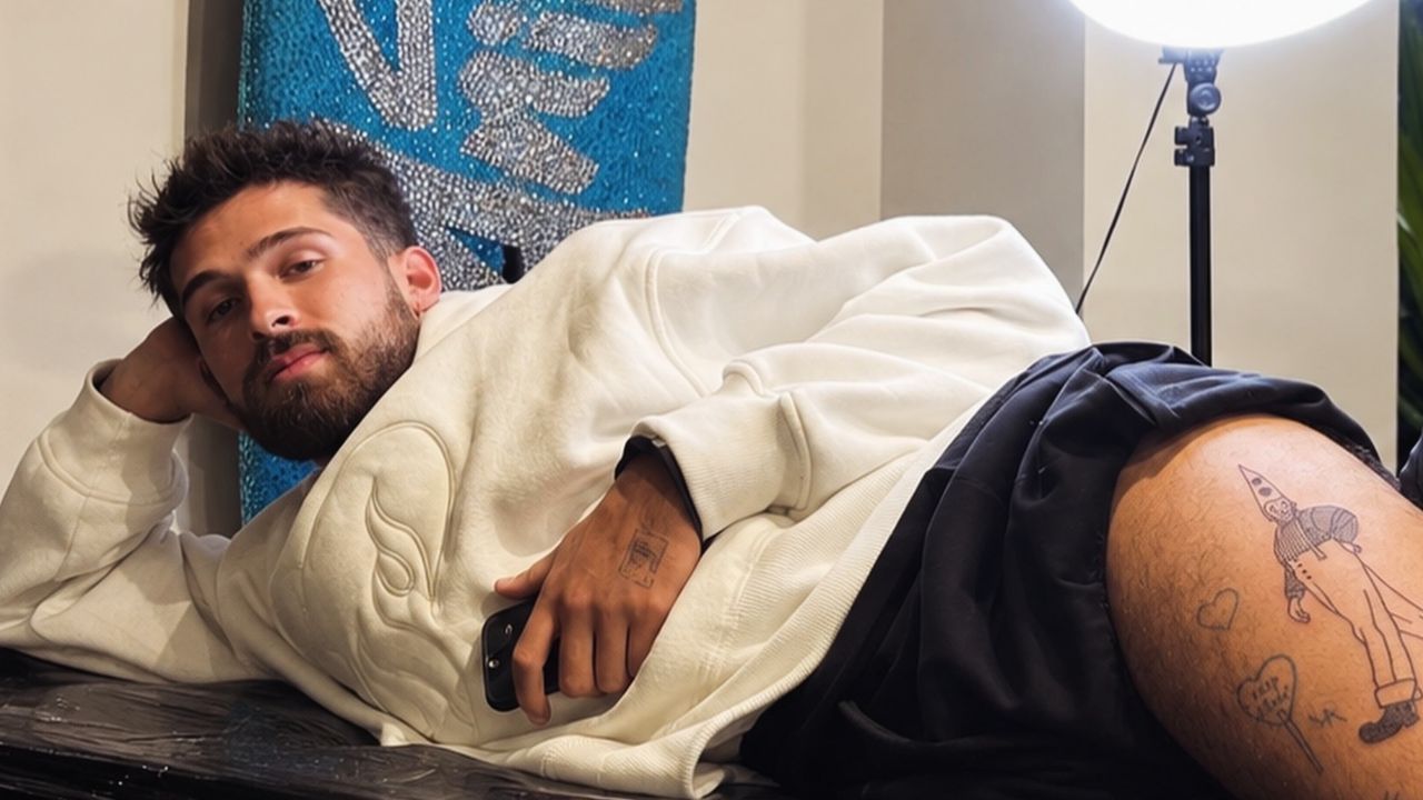 Com mais de 40 tatuagens, João Guilherme faz novo desenho na perna