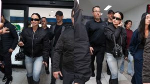 Demi Lovato é vista em voo comercial rumo a São Paulo e encontro com fãs viraliza
