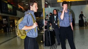 Shawn Mendes chega a São Paulo e surpreende com look diferente