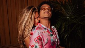 Bruno Mars e Karol G levantam rumores de romance após novo clipe
