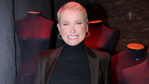 Xuxa pratica pilates ao lado de sua canina Doralice