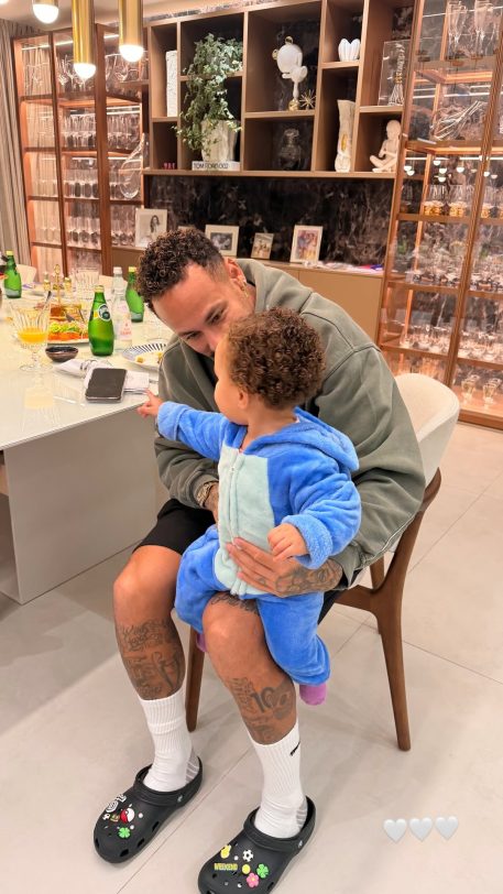 Bruna Biancardi derrete a web ao compartilhar novos cliques de Mavie e Mel, frutos do relacionamento com Neymar