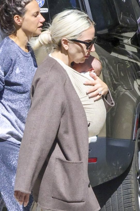 Lady Gaga e Michael Polansky estão radiantes após o nascimento do primeiro filho; diz site