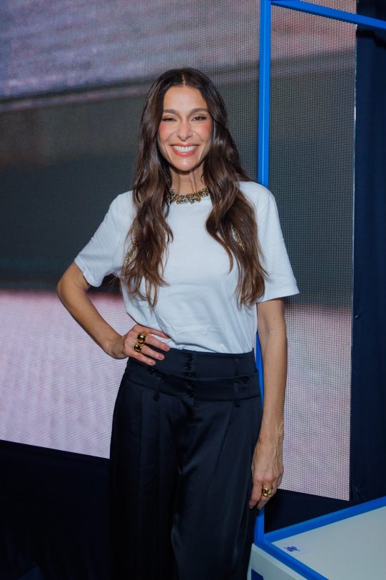 Acompanhada da irmã, Bruna Marquezine marca presença em inauguração de mostra de moda repleta de famosos Acompanhada da irmã, Bruna Marquezine marca presença em inauguração de mostra de moda repleta de famosos