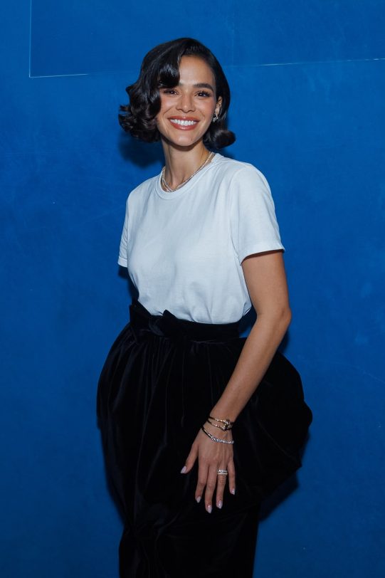 Acompanhada da irmã, Bruna Marquezine marca presença em inauguração de mostra de moda repleta de famosos Acompanhada da irmã, Bruna Marquezine marca presença em inauguração de mostra de moda repleta de famosos