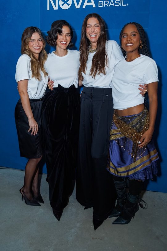 Acompanhada da irmã, Bruna Marquezine marca presença em inauguração de mostra de moda repleta de famosos Acompanhada da irmã, Bruna Marquezine marca presença em inauguração de mostra de moda repleta de famosos