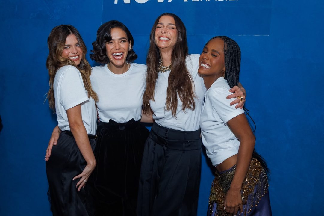 Acompanhada da irmã, Bruna Marquezine marca presença em inauguração de mostra de moda repleta de famosos Acompanhada da irmã, Bruna Marquezine marca presença em inauguração de mostra de moda repleta de famosos