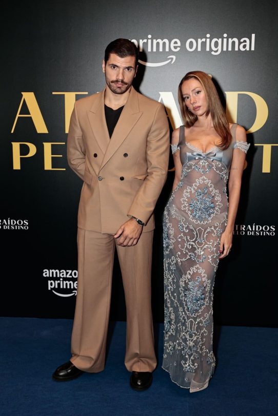 Namorada de Mbappé, Ester Expósito divulga produção de ação ao lado de ator em evento paulistano