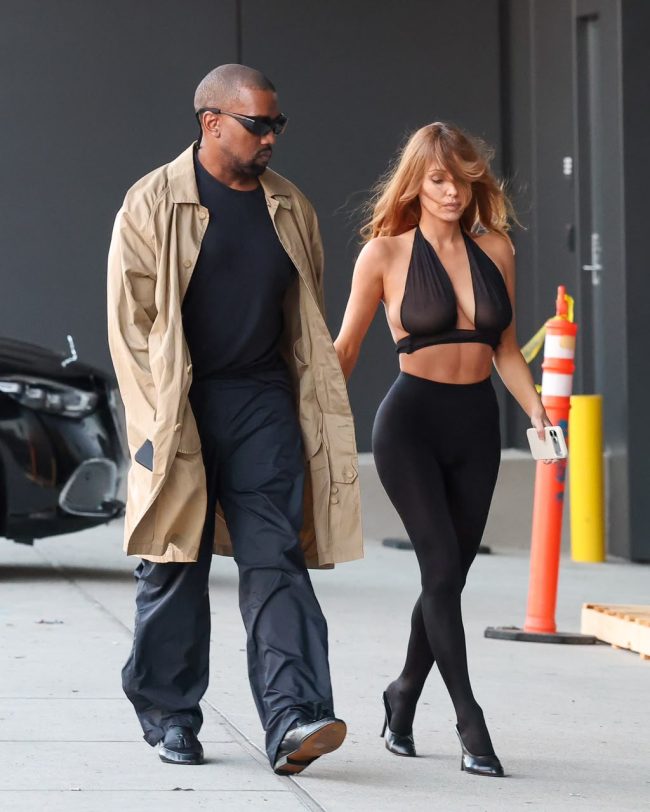 Em passeio com Kanye West, Bianca Censori rouba a cena ao surgir vestindo apenas cropped transparente e meia-calça